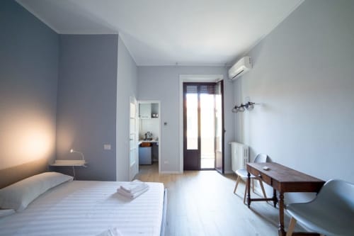 Navigli Darsena blu| Monolocale per 2 con un letto matrimoniale nel soggiorno, angolo cottura e bagno con doccia. Presenti Wi-Fi, TV e aria condizionata - HB Hall, appartamenti nel centro di Milano.