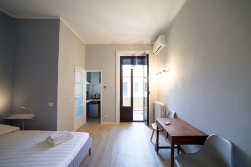 Navigli Darsena blu| Studio apartment for 2 with a double bed in the living room, kitchenette and bathroom with shower. With Wi-Fi, TV and air conditioning - HB Hall, flats in the centre of Milan.