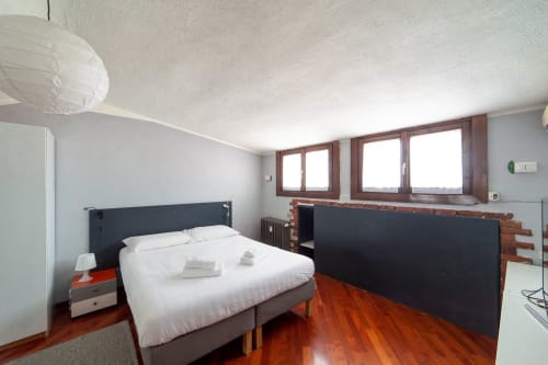 Navigli Darsena 6| Apartment for 2 with one bedroom, living room, kitchen and bathroom with shower. With Wi-Fi, TV and air conditioning - HB Hall, flats in the centre of Milan.