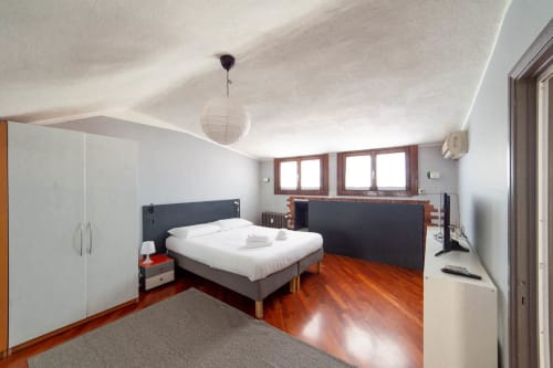 Navigli Darsena 6| Apartment for 2 with one bedroom, living room, kitchen and bathroom with shower. With Wi-Fi, TV and air conditioning - HB Hall, flats in the centre of Milan.