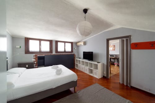 Navigli Darsena 6| Apartment for 2 with one bedroom, living room, kitchen and bathroom with shower. With Wi-Fi, TV and air conditioning - HB Hall, flats in the centre of Milan.