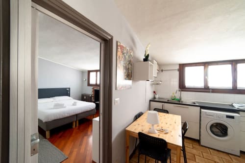 Navigli Darsena 6| Apartment for 2 with one bedroom, living room, kitchen and bathroom with shower. With Wi-Fi, TV and air conditioning - HB Hall, flats in the centre of Milan.
