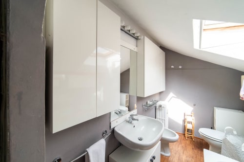 Navigli Darsena 6| Apartment for 2 with one bedroom, living room, kitchen and bathroom with shower. With Wi-Fi, TV and air conditioning - HB Hall, flats in the centre of Milan.