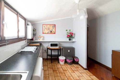 Navigli Darsena 6| Apartment for 2 with one bedroom, living room, kitchen and bathroom with shower. With Wi-Fi, TV and air conditioning - HB Hall, flats in the centre of Milan.