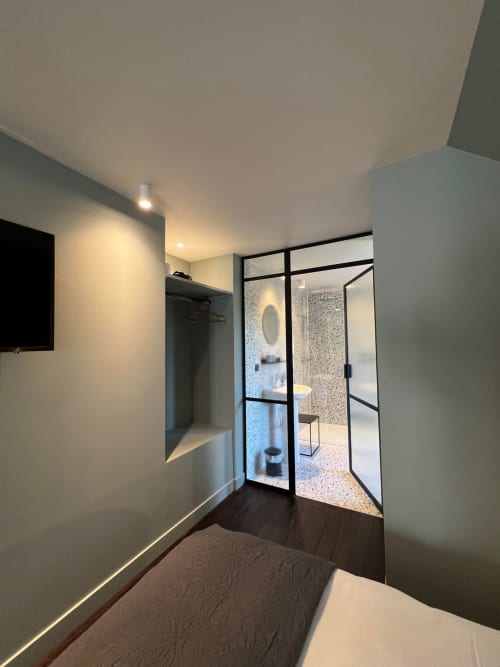 Chambre moderne avec salle de bain attenante au Petit Château, Baye. Douche vitrée, parquet foncé, style contemporain