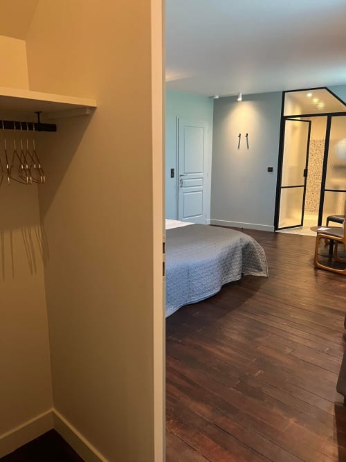 Balthazar-kamer in Le Petit Château B&B in Baye met houten vloeren, bed, inloopdouche en garderobekast