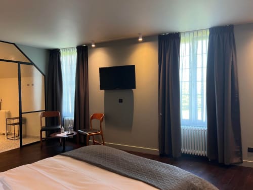 Balthazarkamer in Le Petit Château B&B in Baye, Frankrijk, met bed, televisie, tuinuitzicht en modern interieur