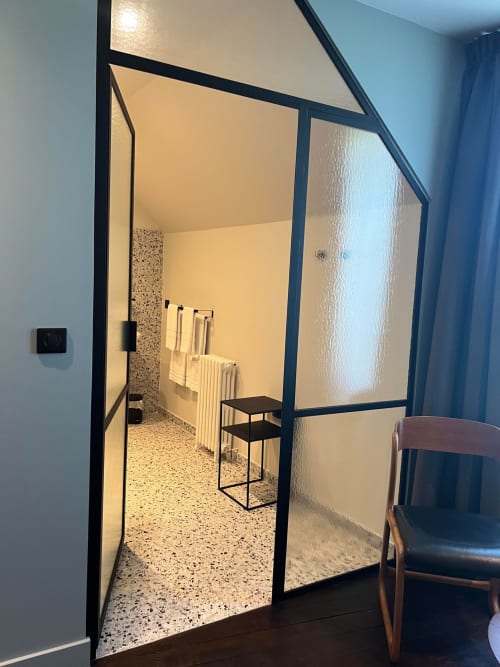 Balthazar kamer in Le Petit Château in Baye met aangrenzende doucheruimte en moderne zwartgetimmerde glazen douchewand