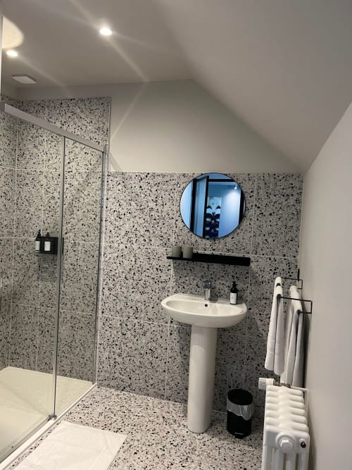 Moderne badkamer in de Balthazarkamer van Le Petit Château B&B, Baye, met terrazotegels, sokkelwastafel en douchewand