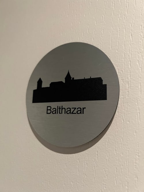 Balthazar kamerbord in Le Petit Château B&B in Baye, Frankrijk, met kasteelsilhouet op metalen plaat