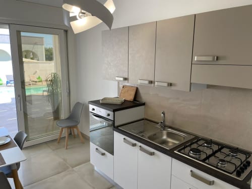 Elite Apartment Pool 01 | Elite Luxury Residence Case Vacanza Torre Suda, Puglia, Gallipoli, Salento, piscina, vacanze, mare, Maldive del Salento, letto matrimoniale, letti singoli, cucina, bagno privato