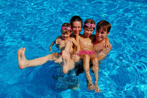 Famille profitant de la piscine du Domaine du Cardou