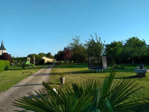 Notre jardin avec l'entrée qui mène jusqu'au gîte.