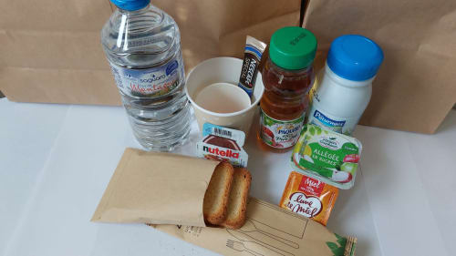 Kit de bienvenue à la NancyRoom B&B à Vandoeuvre-les-Nancy avec eau, Nutella, confiture, pain et spécialités locales