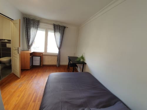 Suite lumineuse avec parquet, lit, bureau, kitchenette et vue sur la ville à NancyRoom à Vandœuvre-lès-Nancy
