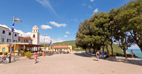 Sirolo è un caratteristico paesino medioevale fra il verde del monte e il blu del mare considerato "la perla dell'adriatico".