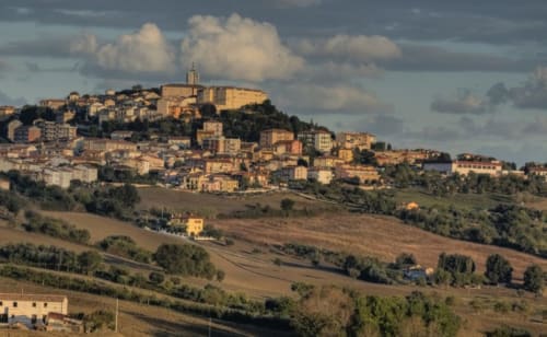 Camerano è un borgo incastonato tra le colline armoniose e ondulate della Riviera del Conero.