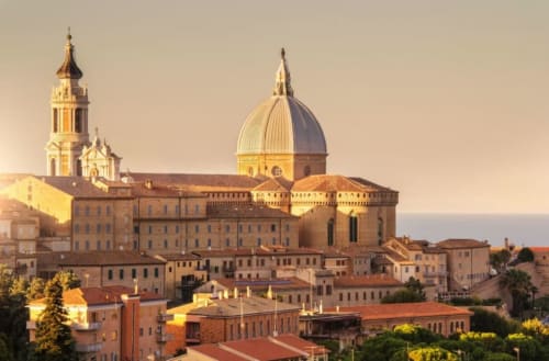 Loreto è la capitale del culto Mariano, dove visitare il famoso Santuario della Santa Casa.