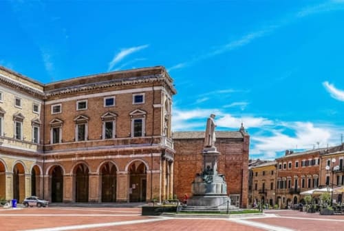 Recanati è la tipica “città balcone” per l’ampio panorama che si scorge. 