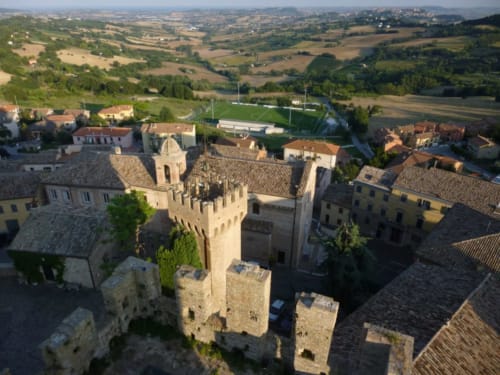 Offagna è un piccolo e caratteristico paesino dominato dalla suggestiva e splendida Rocca.