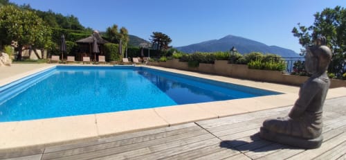 Meditation am Pool des Loup Castel, ein besonderer Ort nahe Tourrettes-sur-Loup – Ruhe und provenzalische Natur vereint