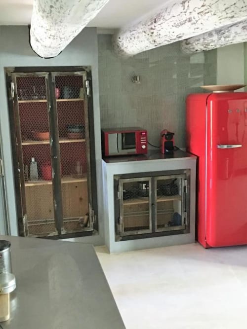Cuisine moderne équipée de l'Appartement Bambou au Mas du Fort, Gargas, avec réfrigérateur rétro rouge et cuisson