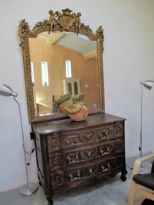 Commode en bois ouvragé avec miroir doré dans la Chambre Éléphant du Mas du Fort à Gargas