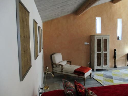 Coin salon de l'Elephant Apartment au Mas du Fort avec murs en terre cuite, fauteuil rembourré, daybed, meuble et géométrique