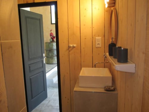 Salle de bain en bois de l'Appartement Éléphant au Mas du Fort, Gargas avec lavabo blanc moderne et équipements