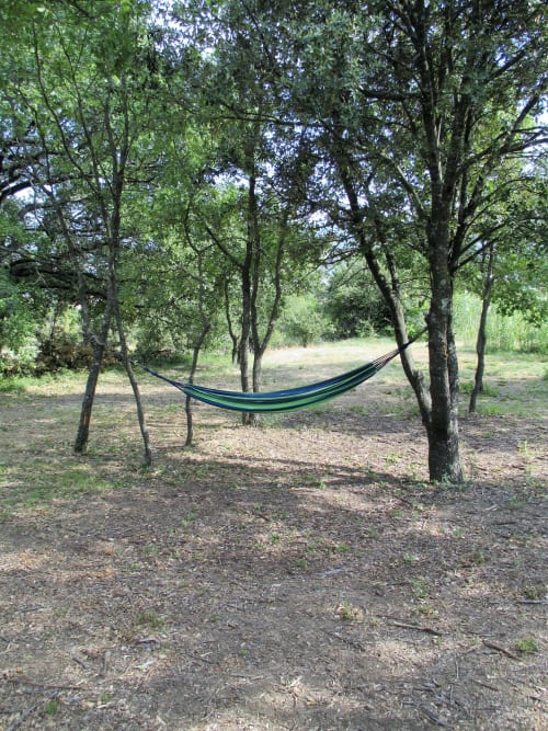 Hamac confortable suspendu entre les arbres en forêt au Mas du Fort, Gargas, France