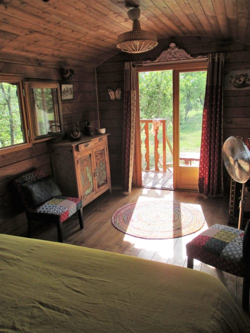 Chambre douillette en bois au Mas du Fort, Gargas avec vue sur la forêt, tapis à motifs et accès terrasse