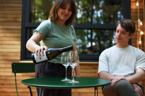 Apéro sur la terrasse de la Tiny House Inspire dans le Berry Sologne