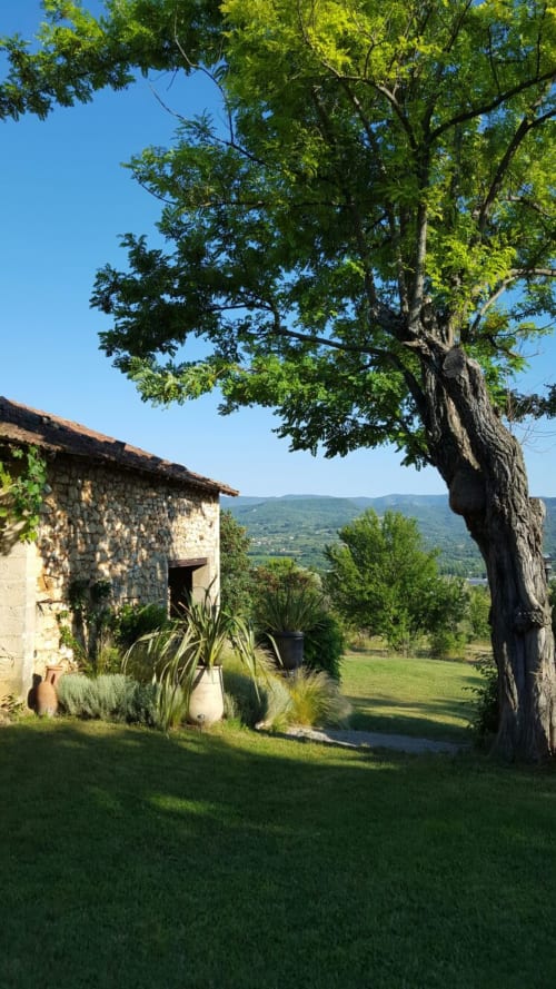 Cottage en pierre rustique du Mas du Fort à Gargas, avec arbre centenaire et vue sur la vallée, Provence