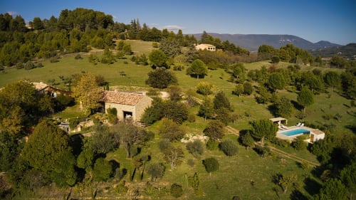 Le Mas du Fort, gîte rural à Gargas avec bâtisses en pierre, piscine et paysages vallonnés