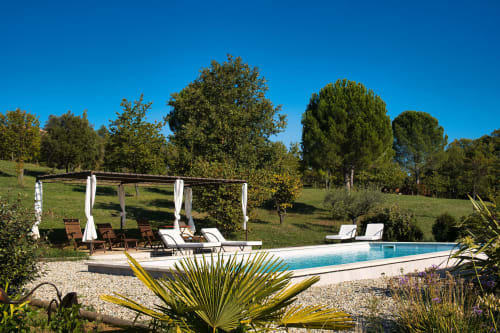 Piscine du Mas du Fort avec bains de soleil, pergola et jardins provençaux à Gargas, France
