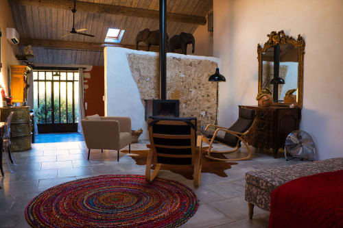 Spacieux séjour de l'Apartment Elephant au Mas du Fort, Gargas, avec cheminée, tapis coloré, poutres en bois et jardin