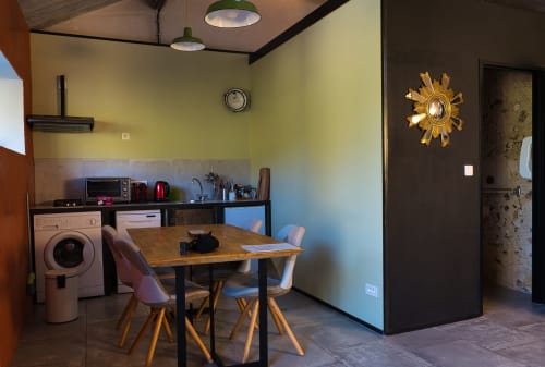 Kitchenette et coin repas du Elephant Apartment moderne au Mas du Fort, Gargas, avec table en bois et chaises rose