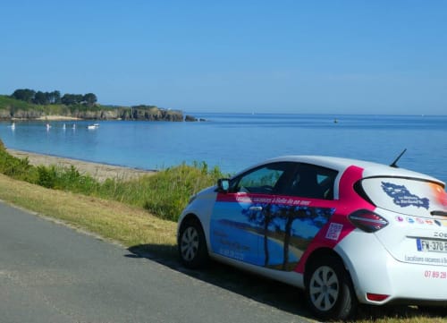 Possibilité de louer notre Zoé électrique lors de votre séjour aux maisons de Kerdavid île à Belle île en mer