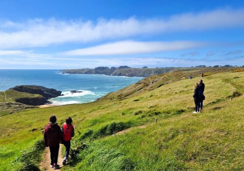Randonnée en famille sur le sentier côtier surplombant la plage de Baluden - locations vacances Belle île en mer - maisons de Kerdavid'île