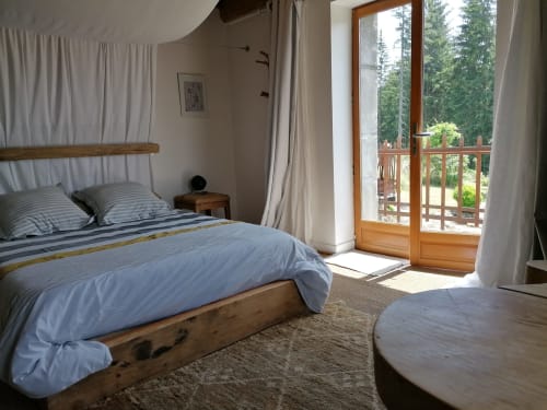 Chambre double lumineuse avec lit en bois, terrasse vue montagne et forêt à la Furanelle B&B à Saint Etienne