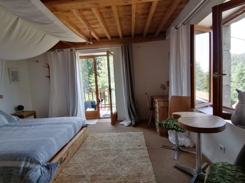 Spacieuse chambre double avec terrasse à la Furanelle B&B à Saint-Étienne, plafond en bois, vue sur les montagnes, moderne