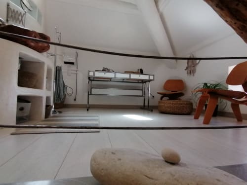 Chambre double Furanelle B&B à Saint Etienne avec bureau, coin salon et vue sur les montagnes depuis la terrasse