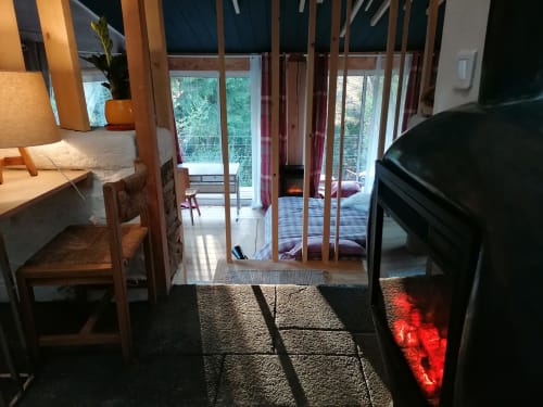Chambre sur pilotis de la Furanelle B&B à Saint Etienne, vue montagne, bureau, salon et accès balcon