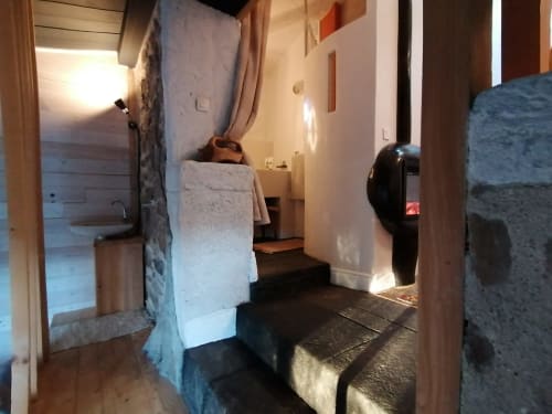 Chambre sur pilotis Furanelle à Saint-Étienne avec vue montagne, mobilier bois, salle de bain et coin détente