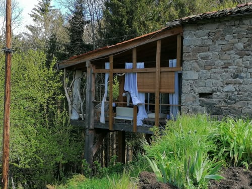 Chambre sur pilotis de la Furanelle B&B à Saint Etienne, vue montagne, terrasse bois et façade en pierre