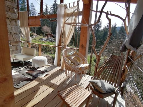 Terrasse ensoleillée avec vue montagne au Furanelle B&B : deck bois, chaises tressées, coussins blancs et vue forêt depuis la Chambre
