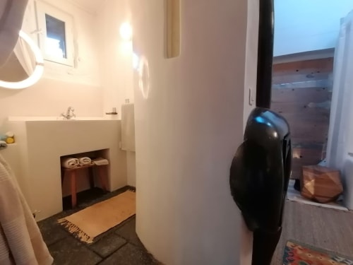 Salle de bain moderne à la Furanelle BnB à Saint-Étienne avec lavabo blanc, miroirs ronds et vue sur les montagnes