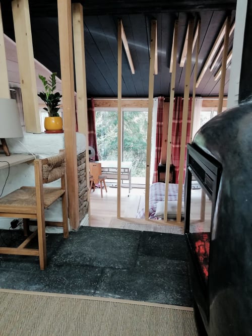 Chambre Pilotis Furanelle BnB à Saint Etienne : cloison bois, balcon vue montagne, mobilier moderne