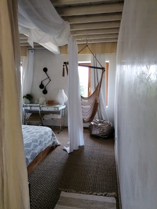 Chambre Furanelle BnB à Saint Etienne avec lit à baldaquin, balançoire hamac et balcon vue montagne