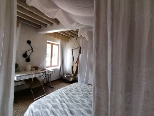 Chambre spacieuse pour couples à la Furanelle B&B à Saint Etienne avec vue montagne, bureau, fauteuil suspendu et voilages en baldaquin